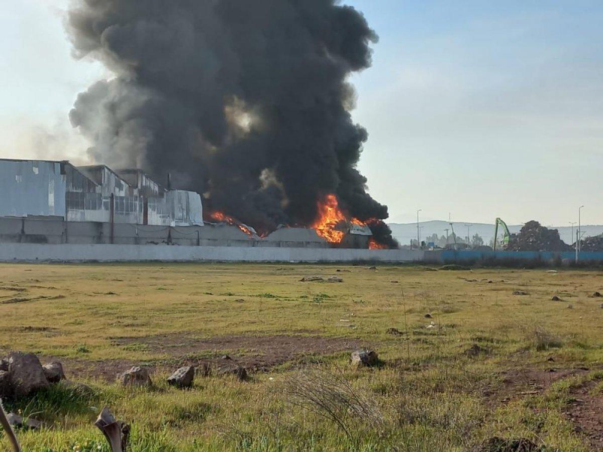 Osmaniye'de geri dönüşüm fabrikası yandı