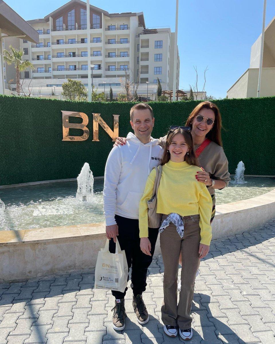 Pınar Altuğ mini eteğini eleştiren takipçisine kızdı