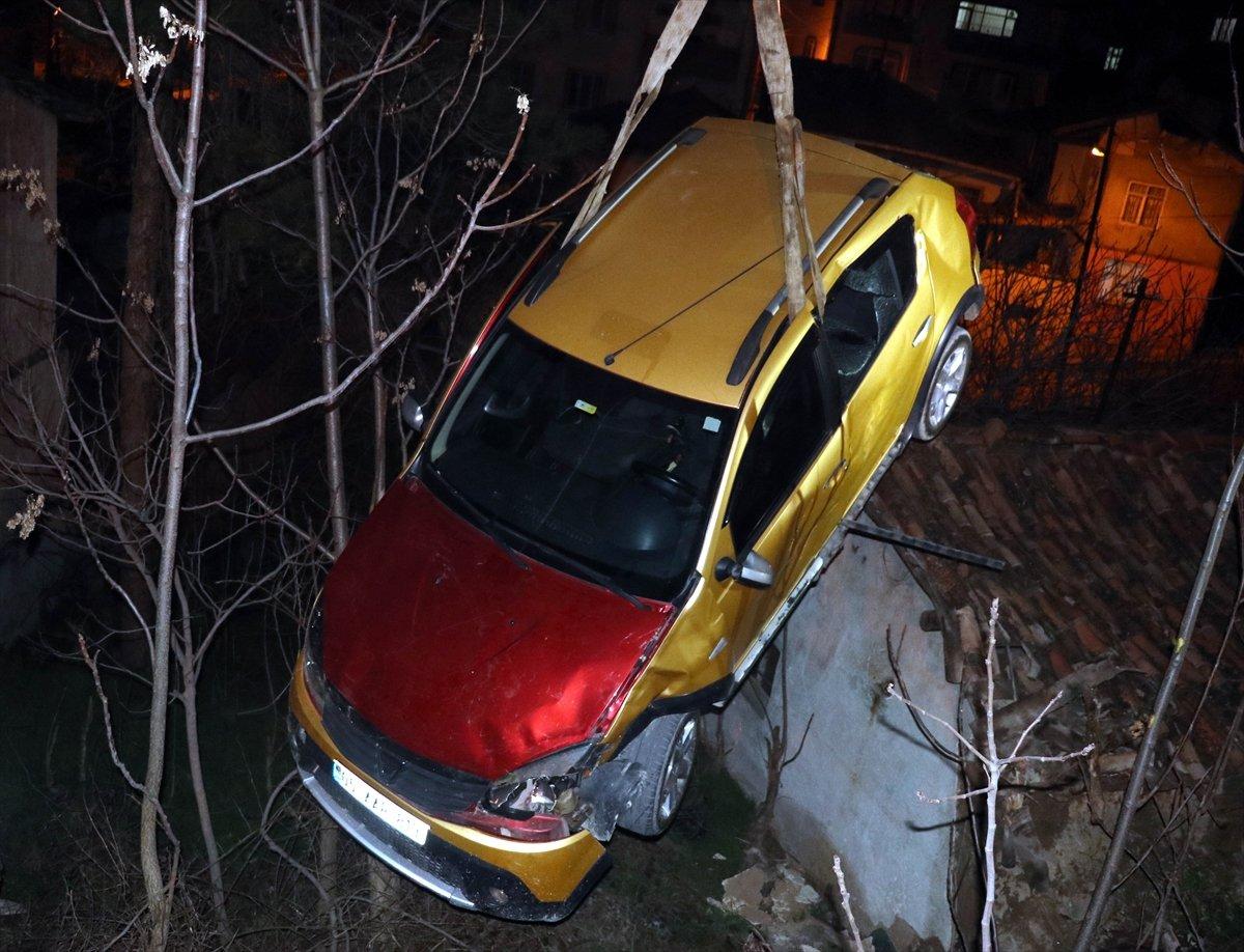 Amasya'da bir otomobil evin çatısına düştü
