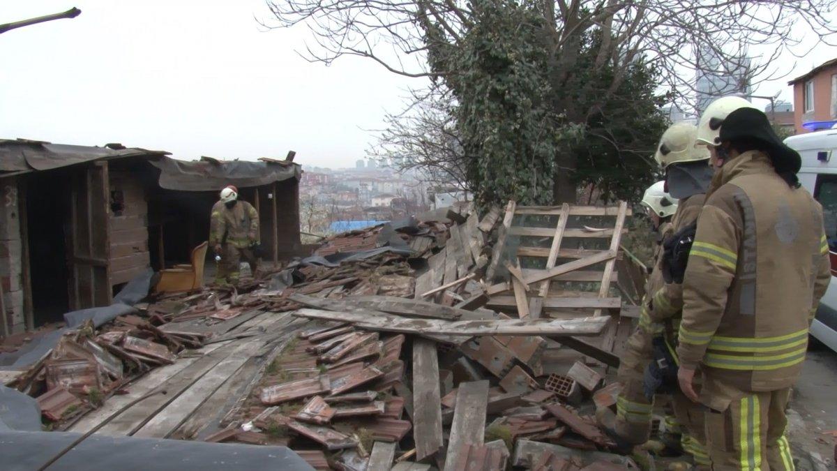 Ataşehir'de kullanılmayan 2 katlı evin çatısı çöktü