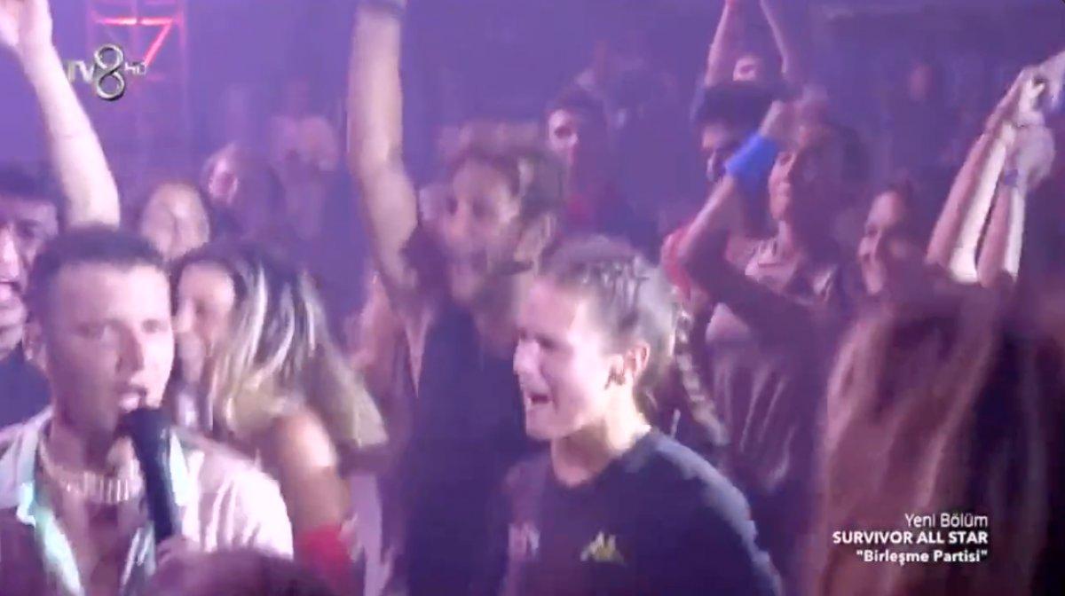 Edis, Survivor adasında sahne aldı