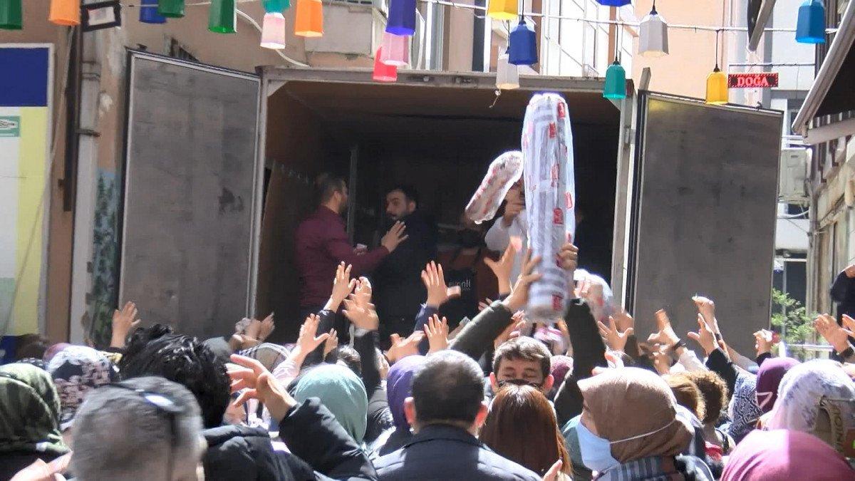 İstanbul'da ucuz halı izdihama neden oldu