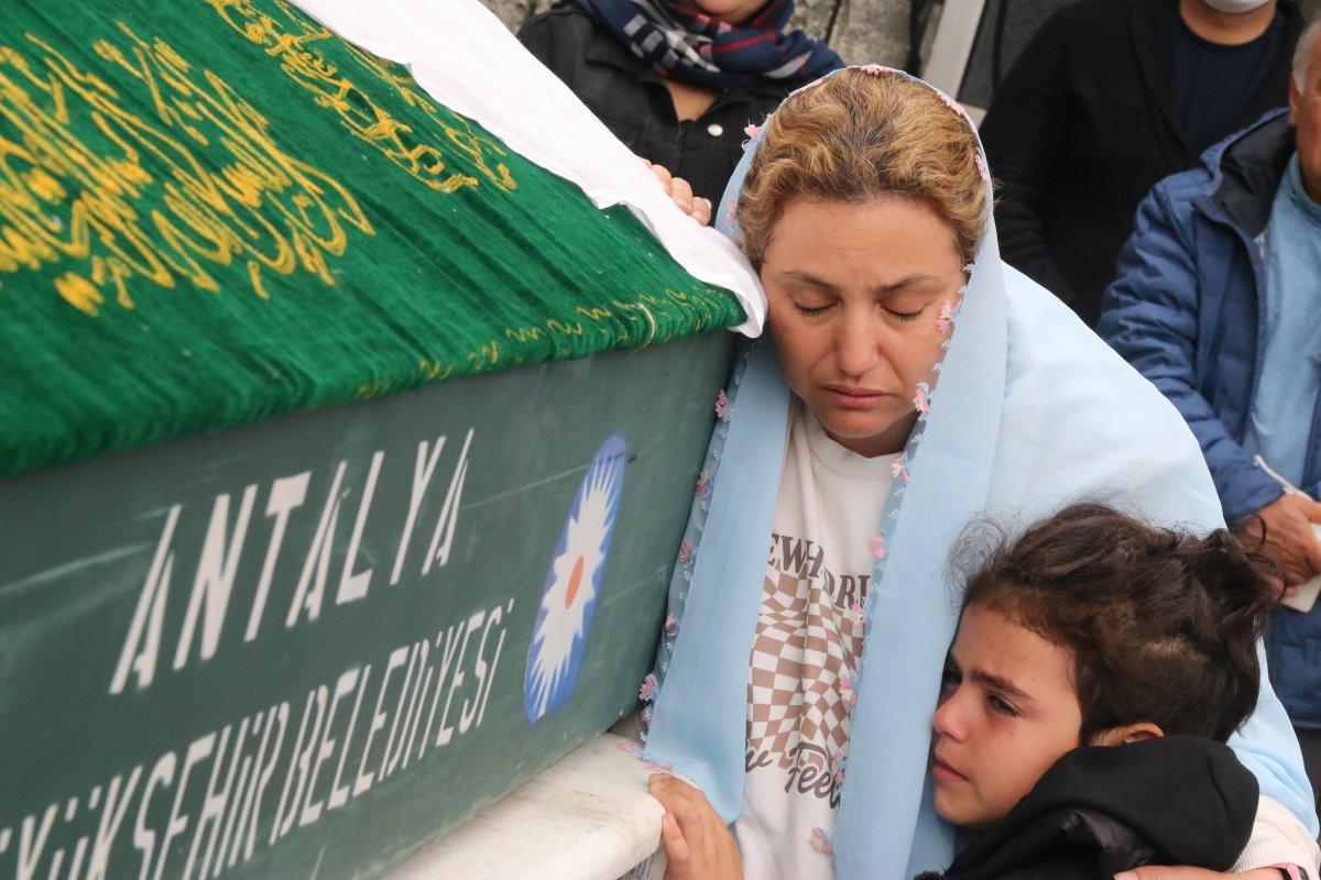 Küçük Mahra'ya son görev: Gözyaşları arasında toprağa verildi