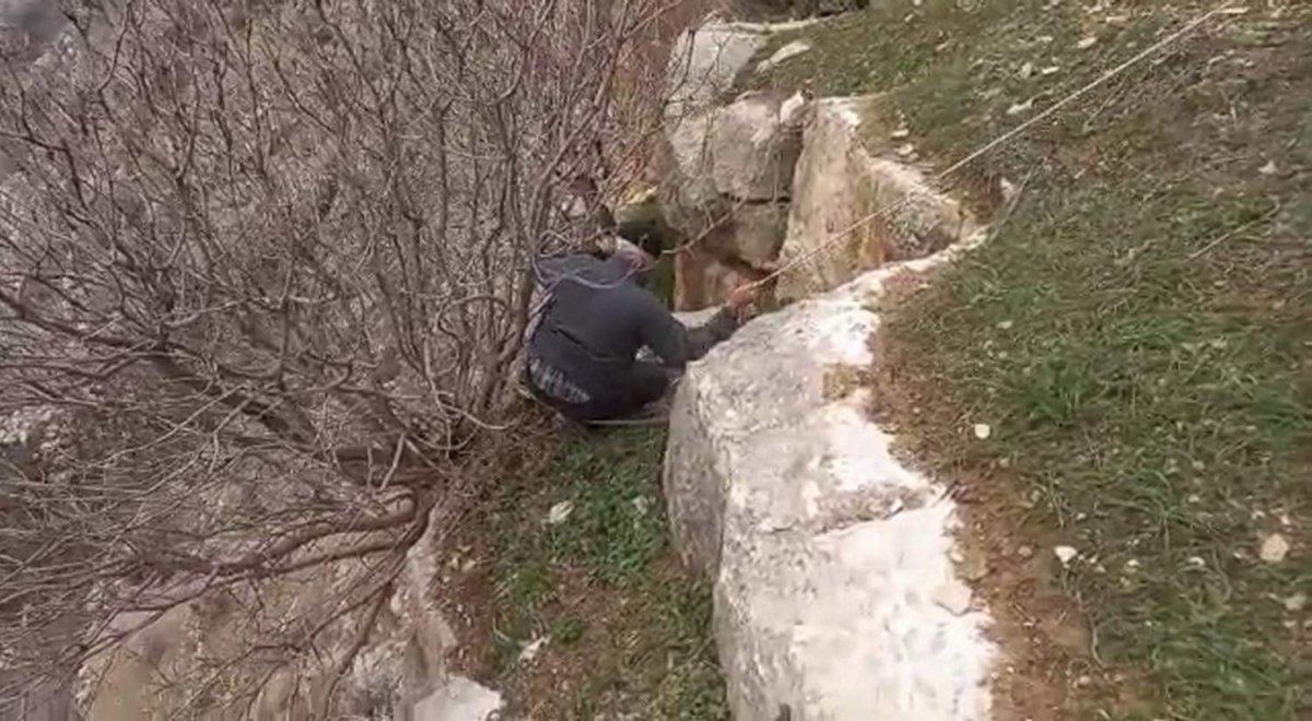 Siirt'te şifalı soryaz bitkisini toplamak için, dik yamaçlarda ölüme meydan okudu