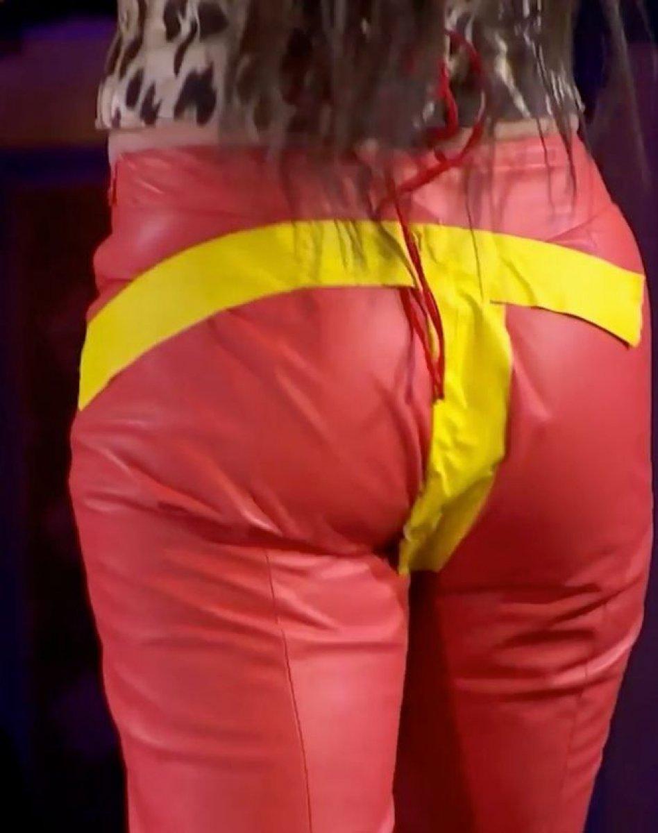 Katy Perry'nin pantolonu yırtıldı