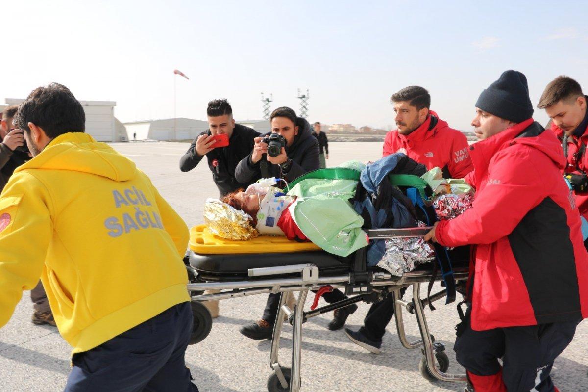 Van'da kayarken çığ altında kalan İtalyan için seferberlik