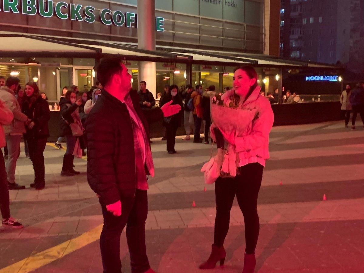 Eskişehir'deki genç, sevgilisine sinema salonunda evlilik teklifi etti