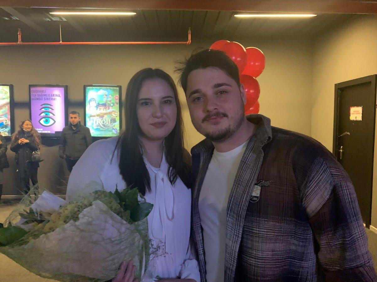 Eskişehir'deki genç, sevgilisine sinema salonunda evlilik teklifi etti