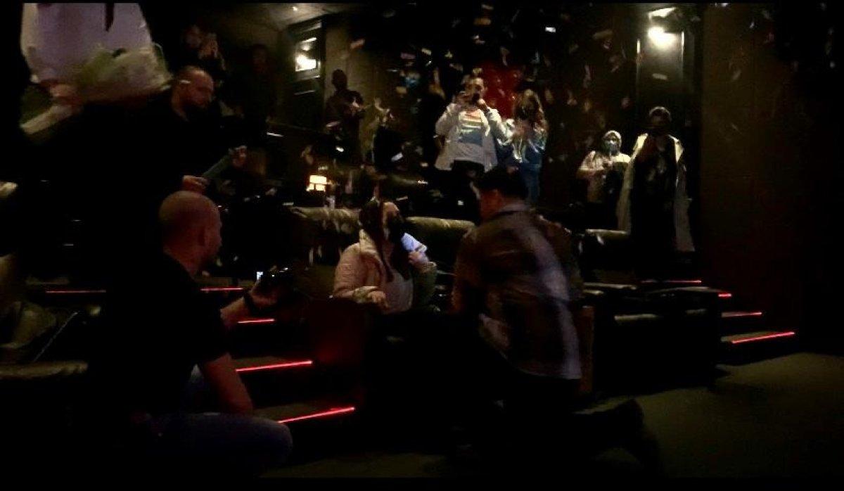 Eskişehir'deki genç, sevgilisine sinema salonunda evlilik teklifi etti
