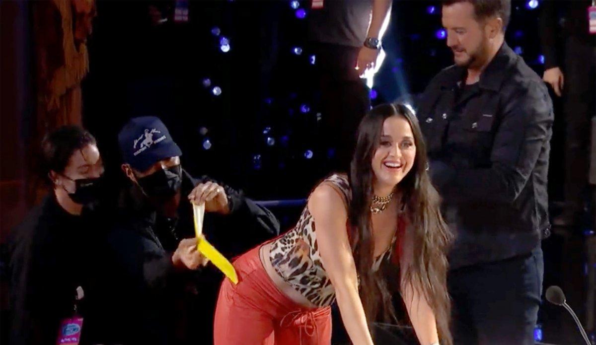 Katy Perry'nin pantolonu yırtıldı