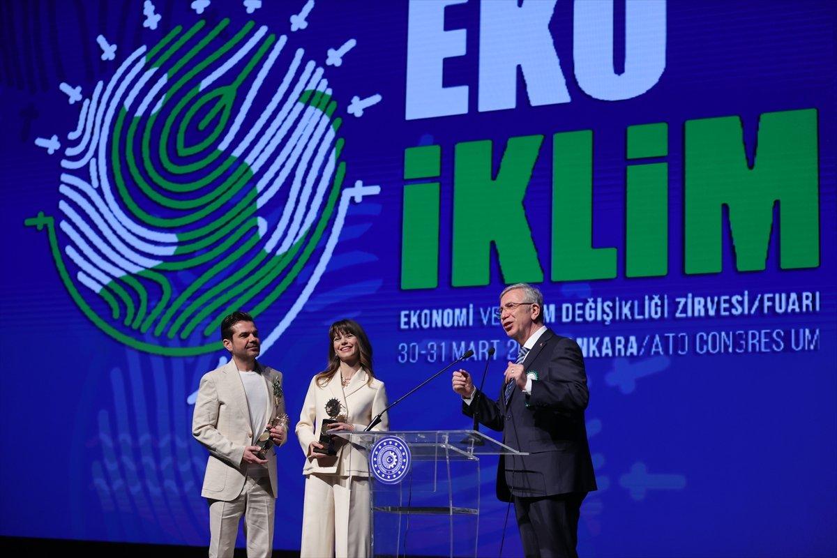 Beren Saat: Eleştirince köprülere, yollara bak dediler