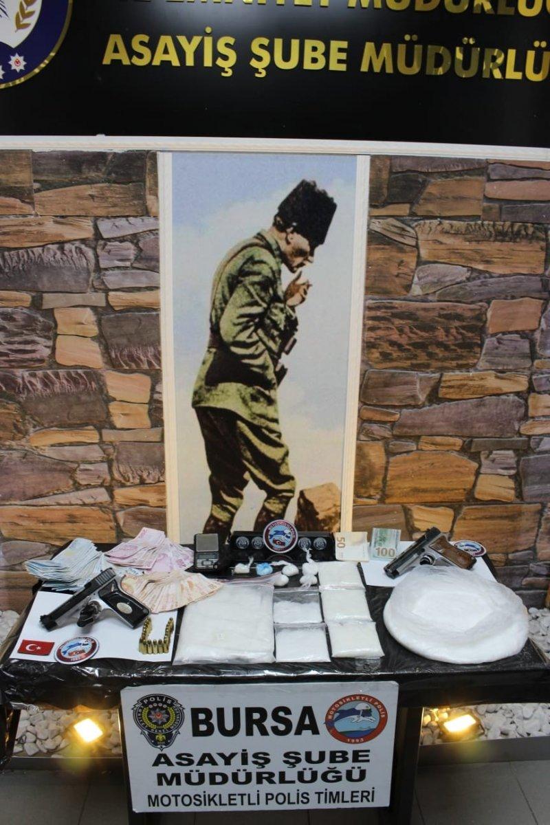 Bursa'da dur ihtarına uymayan araçtan fazla sayıda uyuşturucu çıktı