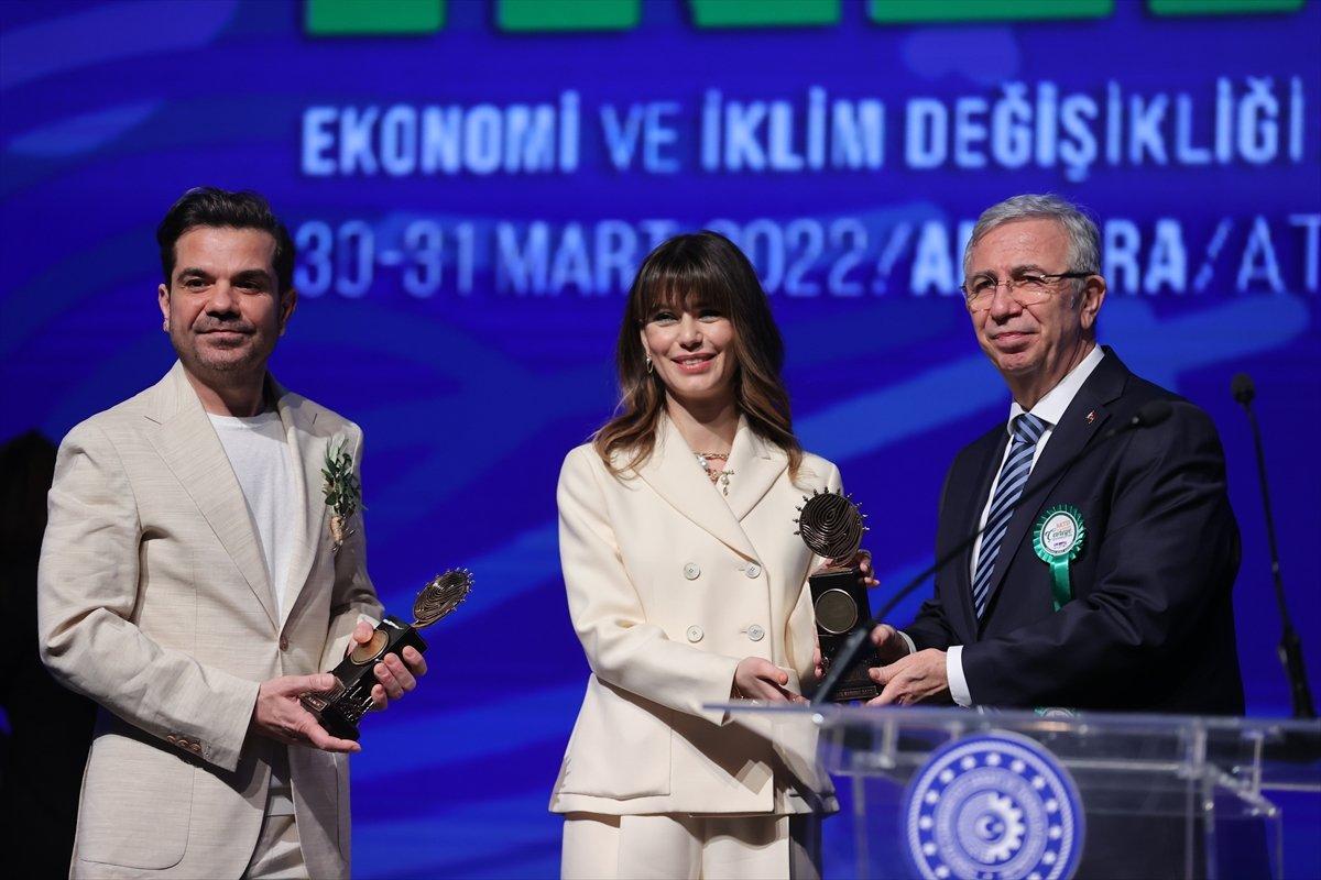 Beren Saat: Eleştirince köprülere, yollara bak dediler