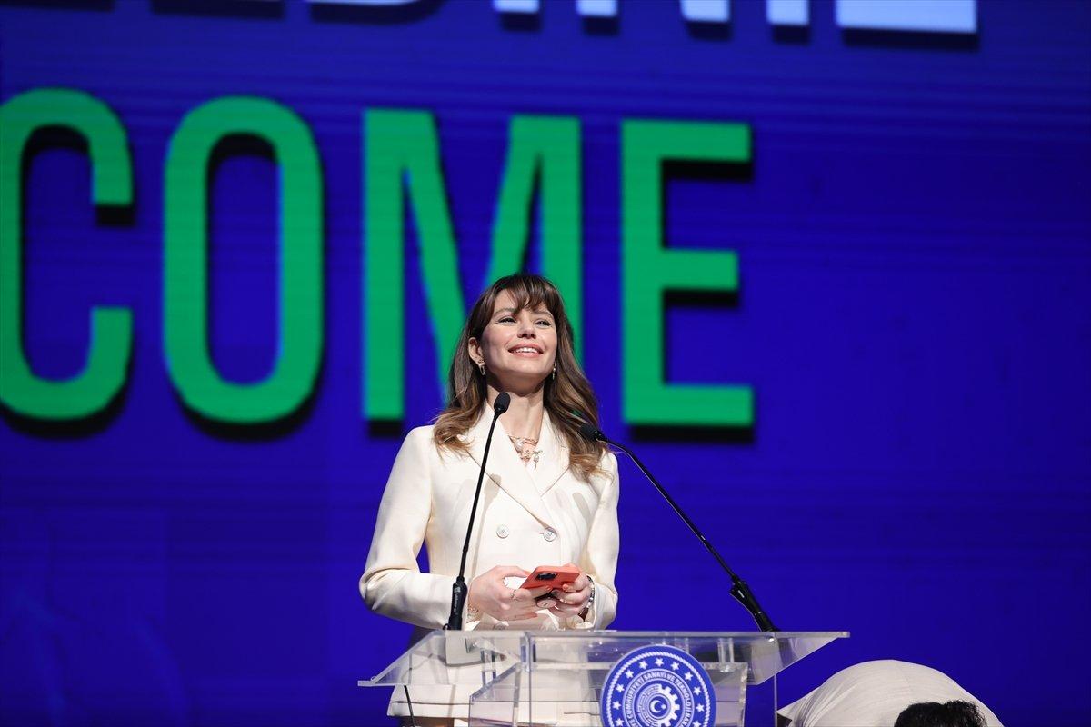 Beren Saat: Eleştirince köprülere, yollara bak dediler