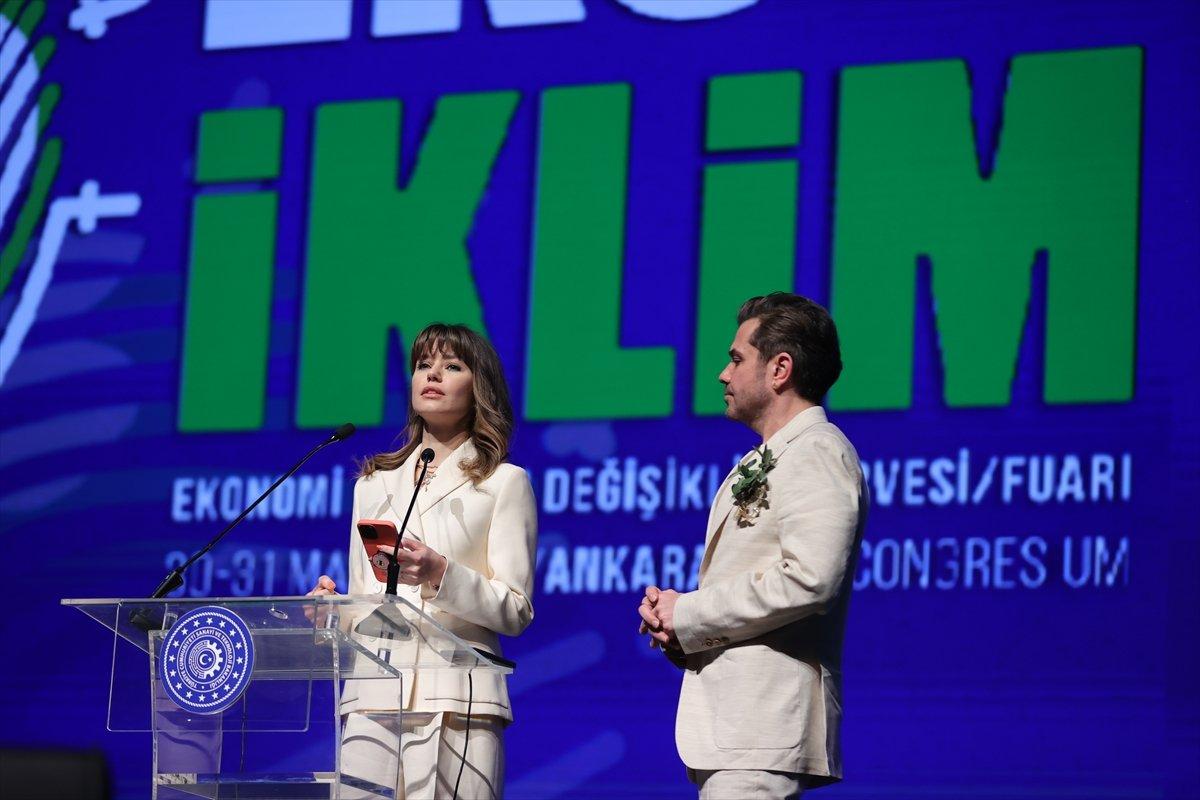 Beren Saat: Eleştirince köprülere, yollara bak dediler