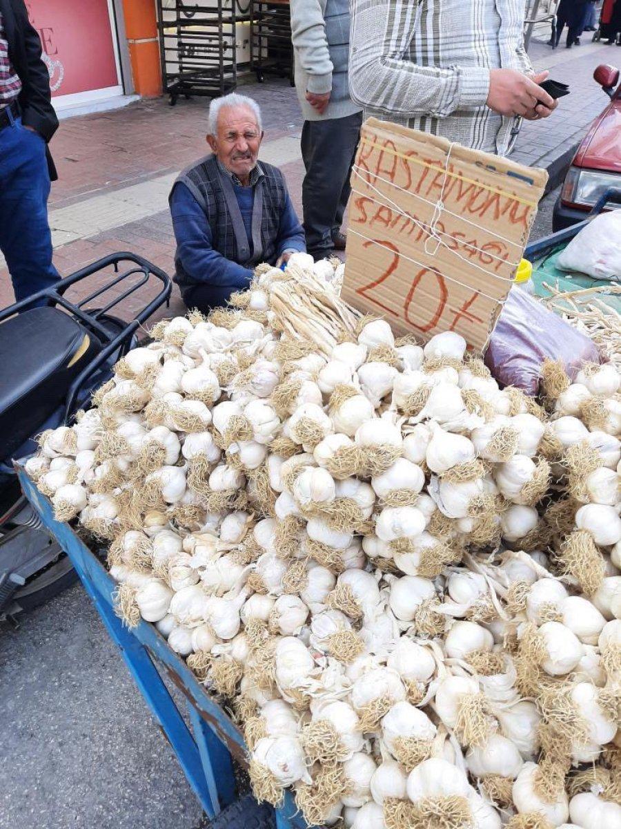 Osmaniye'de zabıta ekipleri sarımsak satan yaşlı adamın terazisini aldı