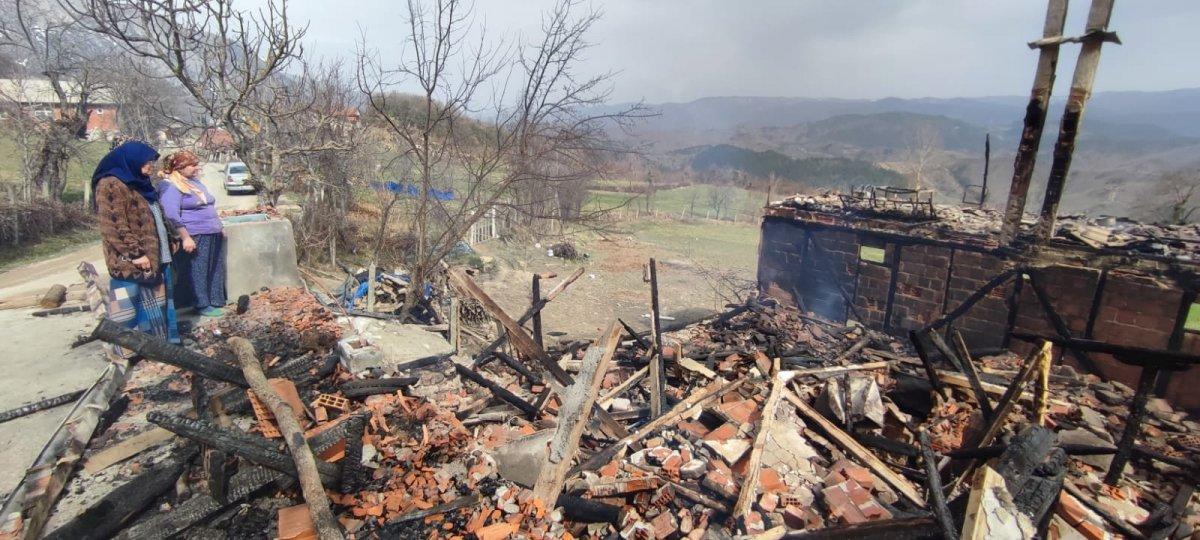 Bartın'da anne-kızın yaşadığı evi küle döndü