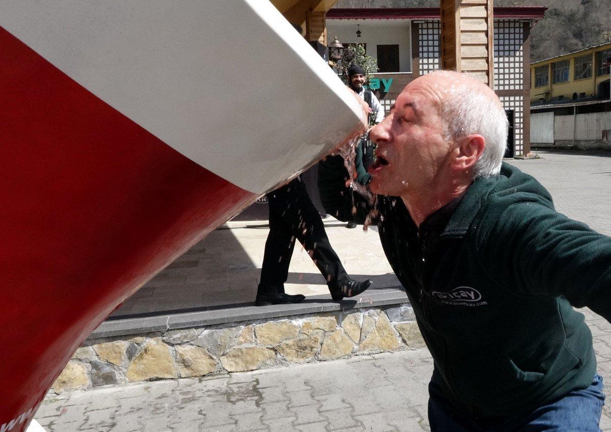 Trabzonlu çaycının sıra dışı servisi büyük ilgi topladı