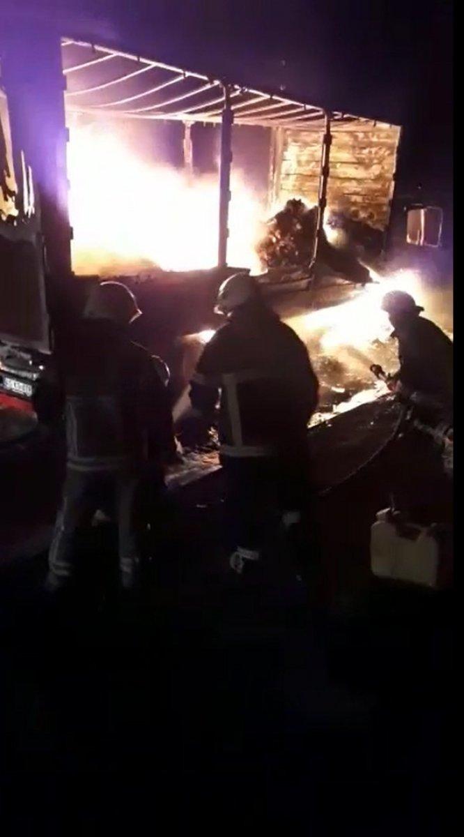 Yalova'da ilerleyen ayakkabı yüklü tır küle döndü