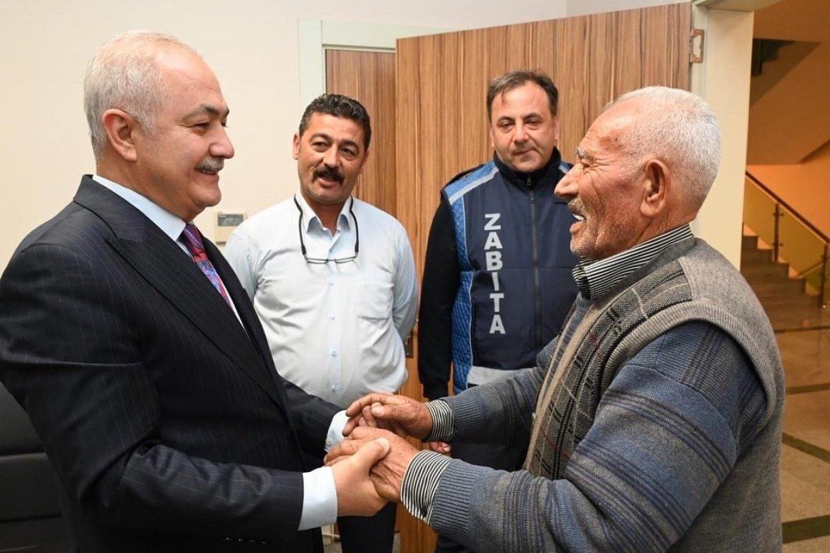 Osmaniye'de zabıta ekipleri sarımsak satan yaşlı adamın terazisini aldı