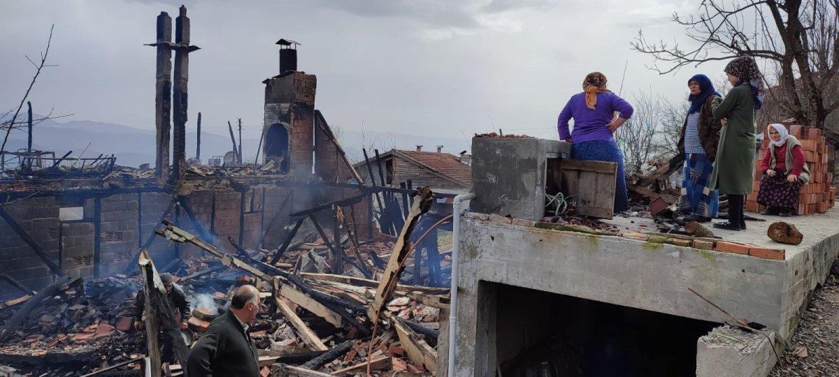Bartın'da anne-kızın yaşadığı evi küle döndü