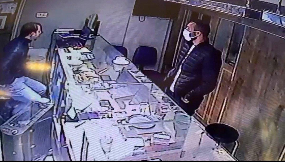 Kütahya’da sahte altınları kuyumcuya satmak isterken yakalandı