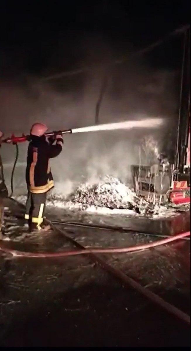 Yalova'da ilerleyen ayakkabı yüklü tır küle döndü