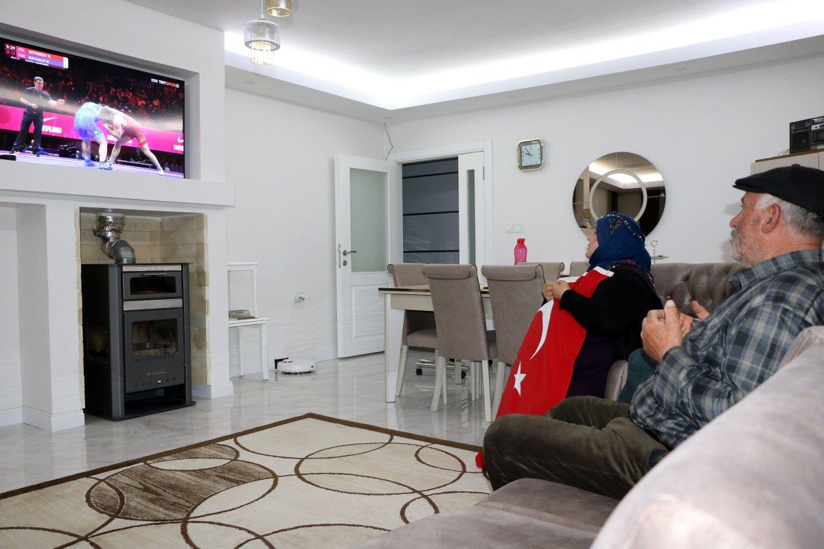 Rıza Kayaalp Avrupa Güreş Şampiyonası'nda altın madalya kazandı