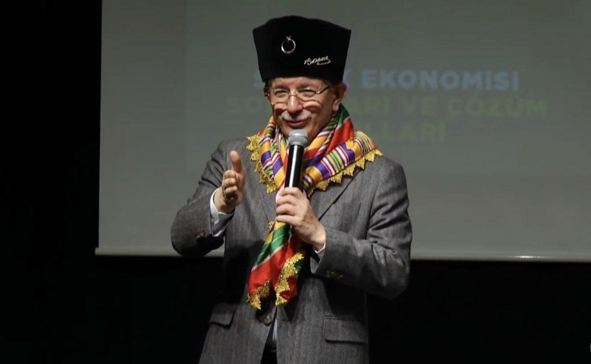 Ahmet Davutoğlu, Atatürk imzalı kalpak taktı