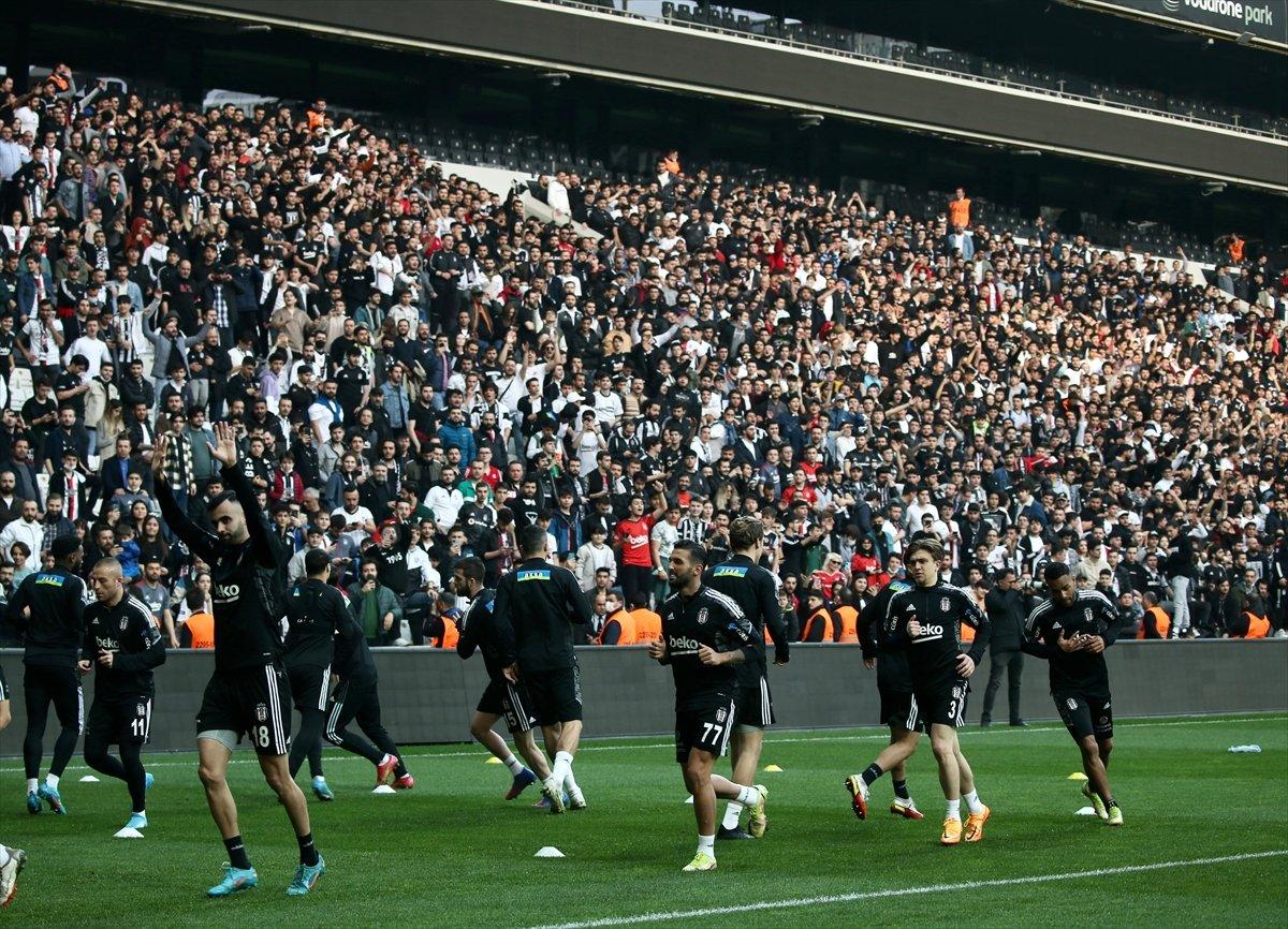 Beşiktaş binlerce taraftarının önünde antrenman yaptı