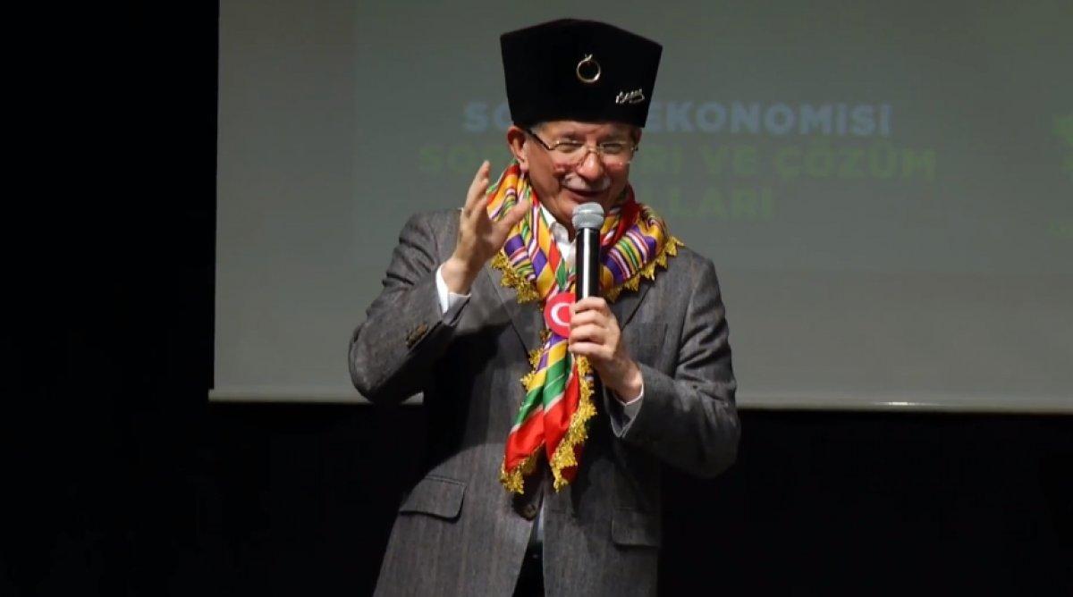 Ahmet Davutoğlu, Atatürk imzalı kalpak taktı