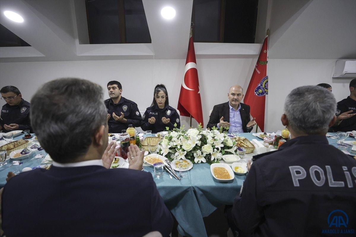Süleyman Soylu ilk sahurunu polis ve bekçilerle birlikte yaptı