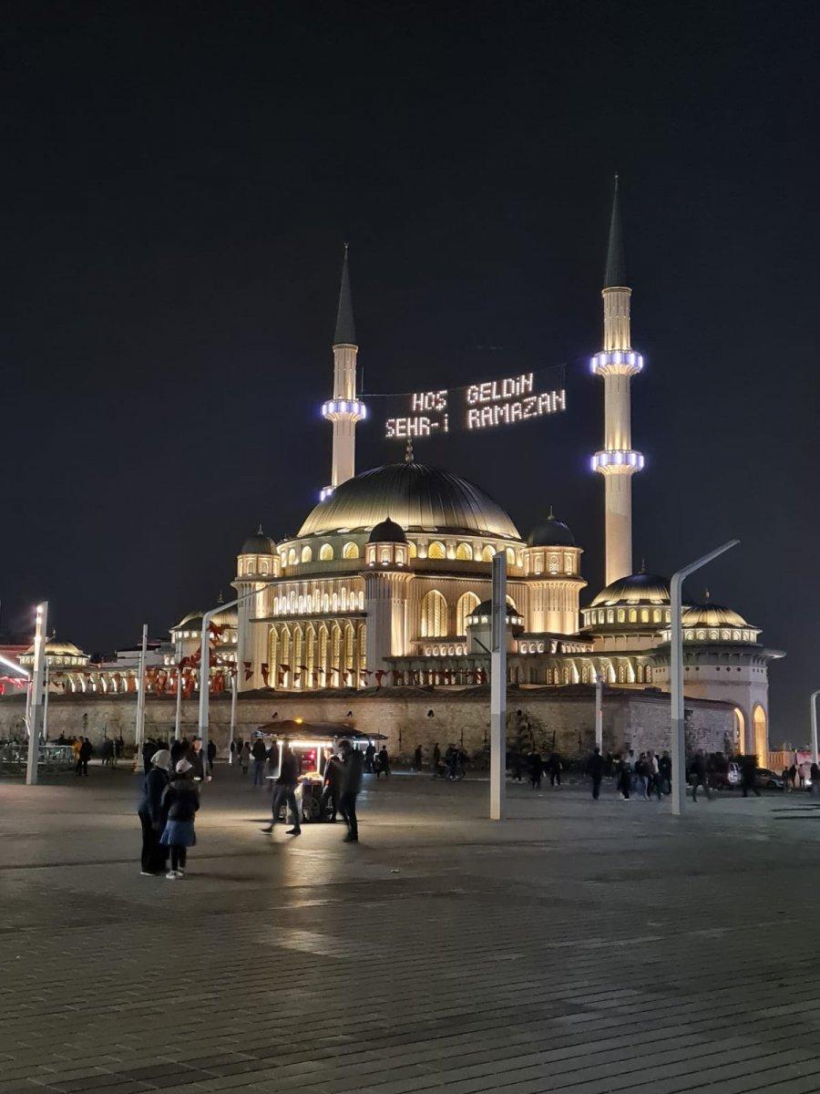 Taksim Camii'nde ilk teravih namazı kılındı