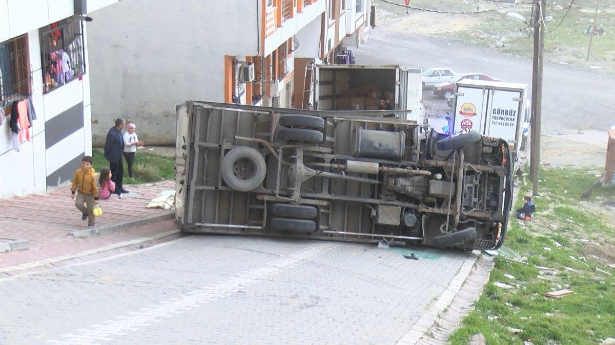 Esenyurt'ta yokuşta kayan kamyonet devrildi