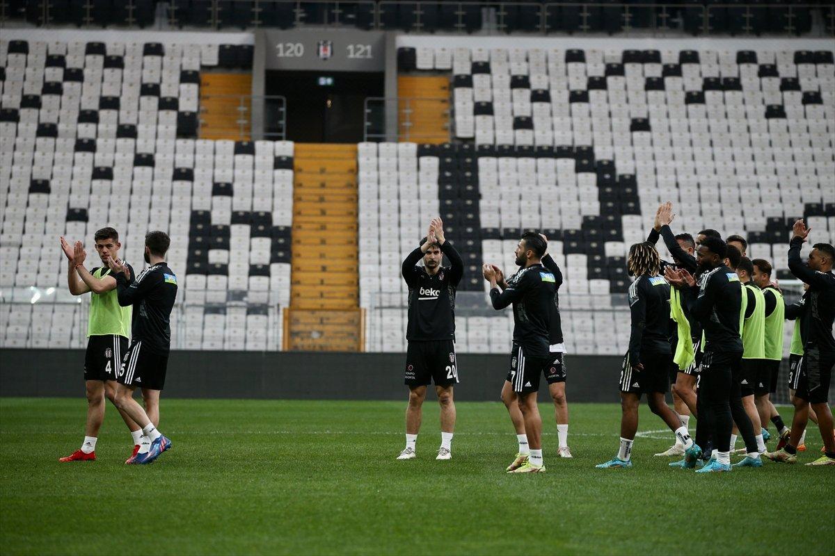 Beşiktaş binlerce taraftarının önünde antrenman yaptı