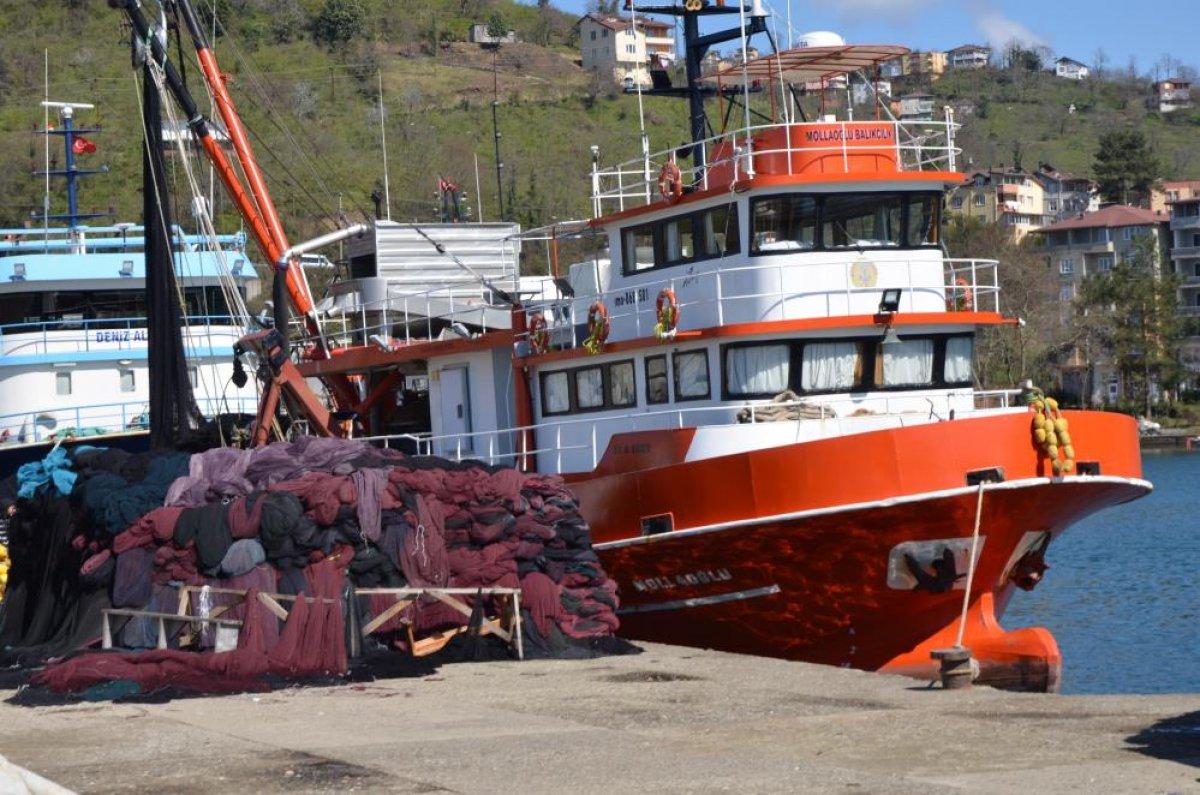 Ordu'da balıkçılar hava şartları nedeniyle teknelerini limana çekti