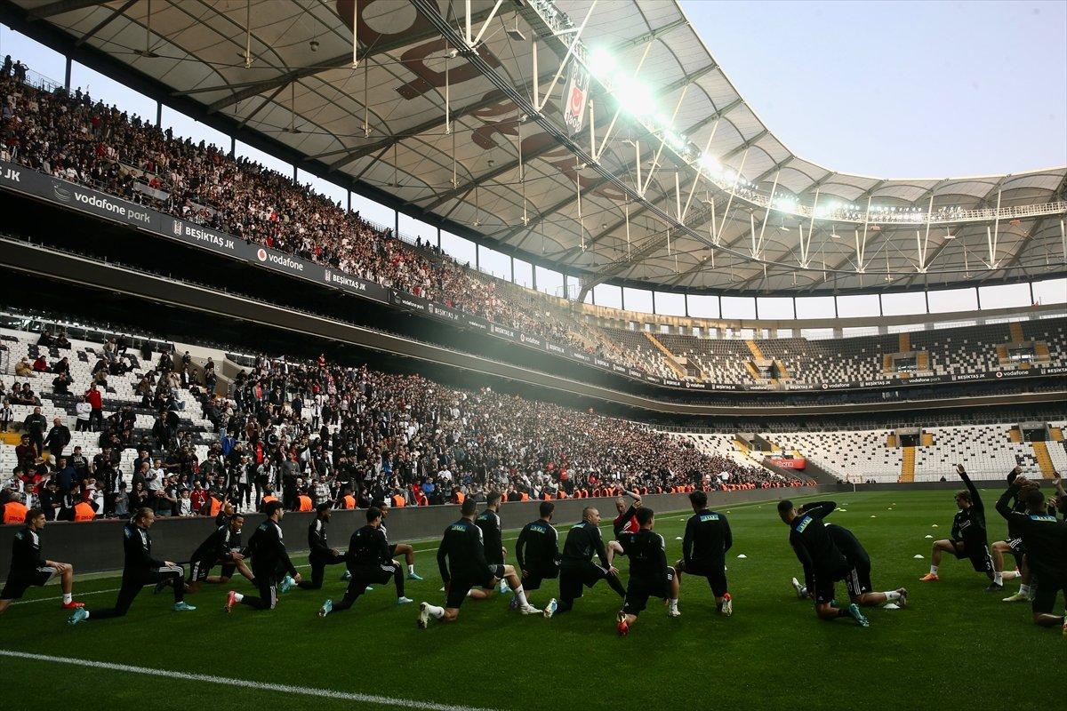 Beşiktaş binlerce taraftarının önünde antrenman yaptı
