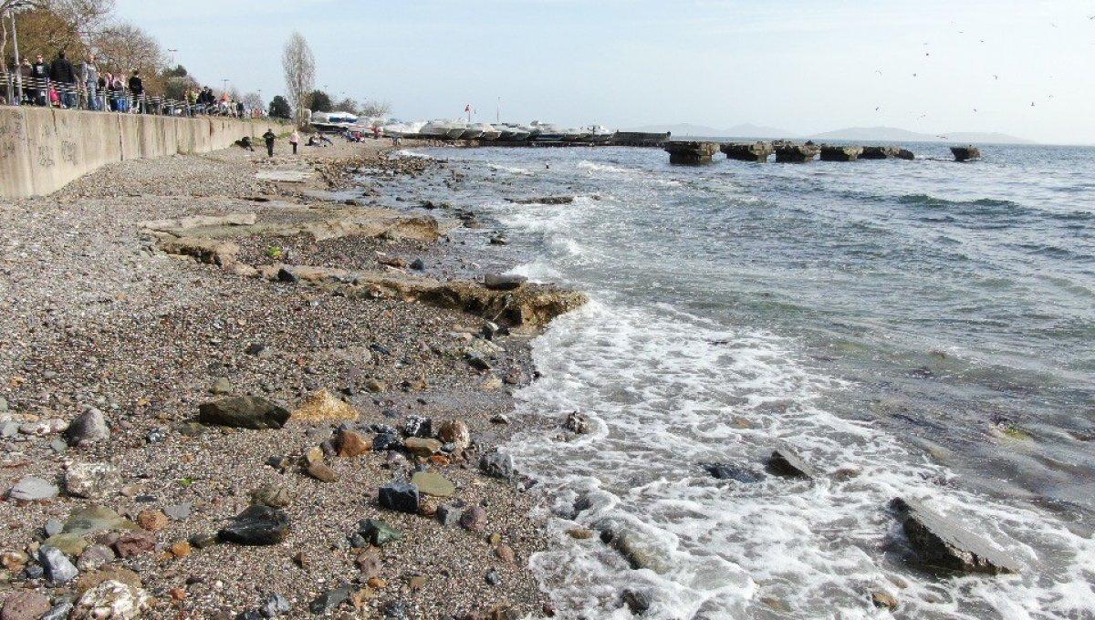 Caddebostan'da deniz çekildi, yer yer kirlilik oluştu