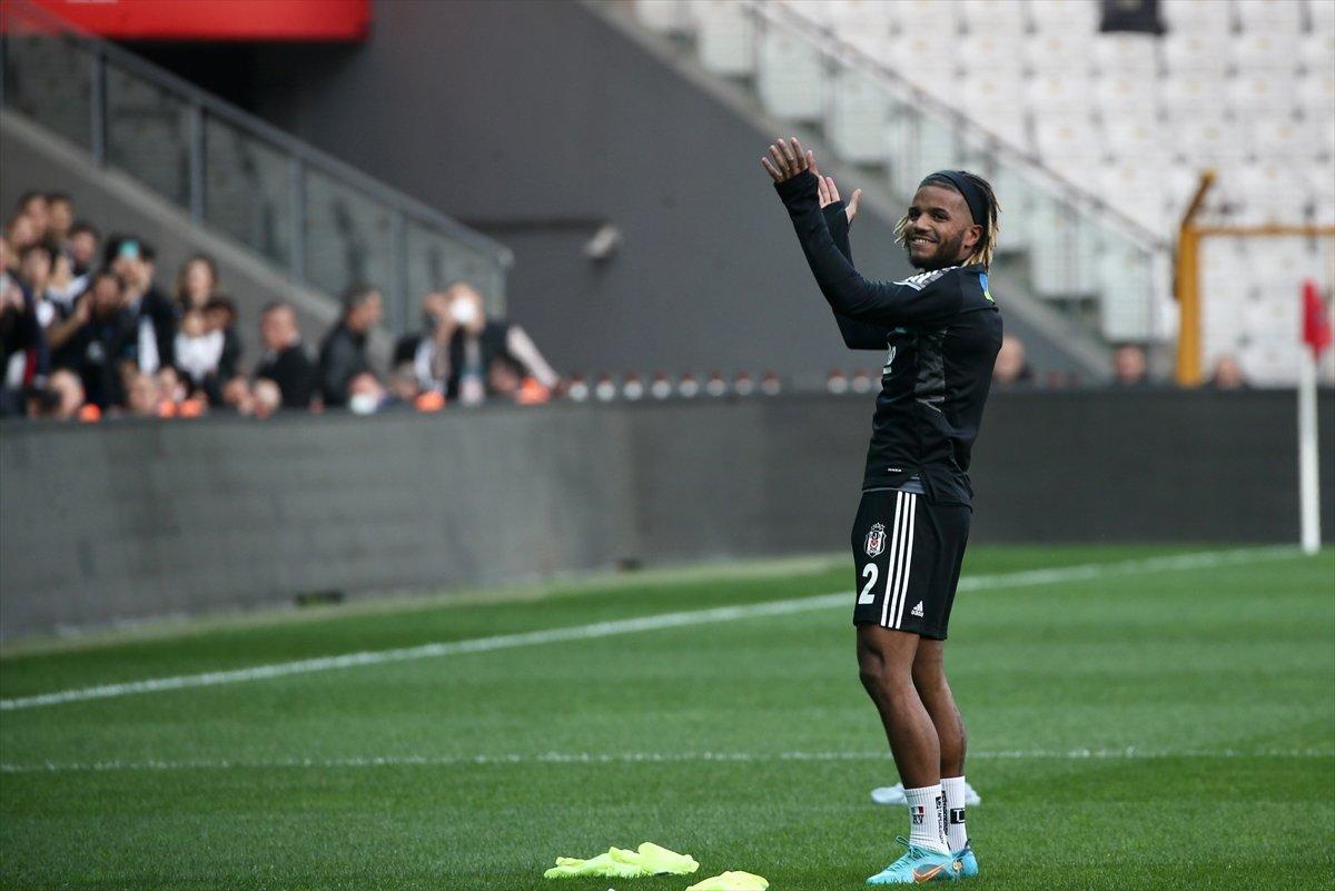 Beşiktaş binlerce taraftarının önünde antrenman yaptı