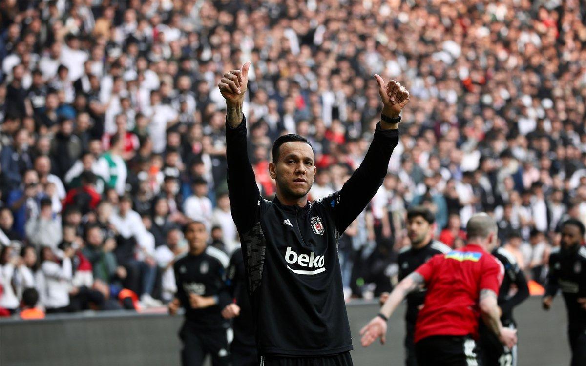 Beşiktaş binlerce taraftarının önünde antrenman yaptı