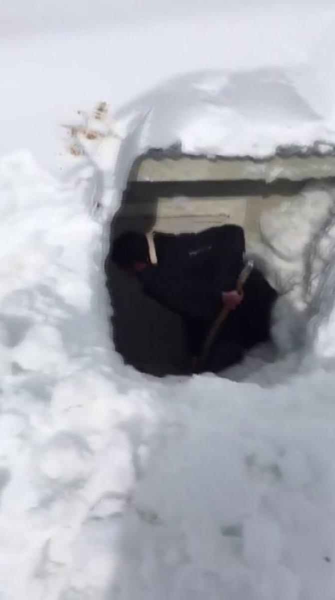 Erzurum'da kış devam ediyor: Okul kar altında kaldı