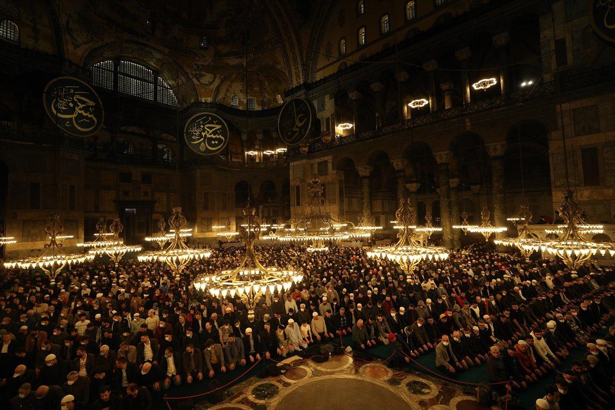 Ayasofya'da kılınan namaza 'ayak kokusu' iması yapıldı