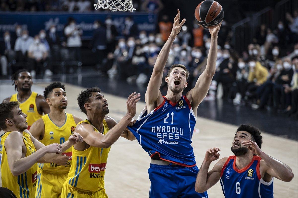 Anadolu Efes EuroLeague'de play-off'a kalmayı garantiledi