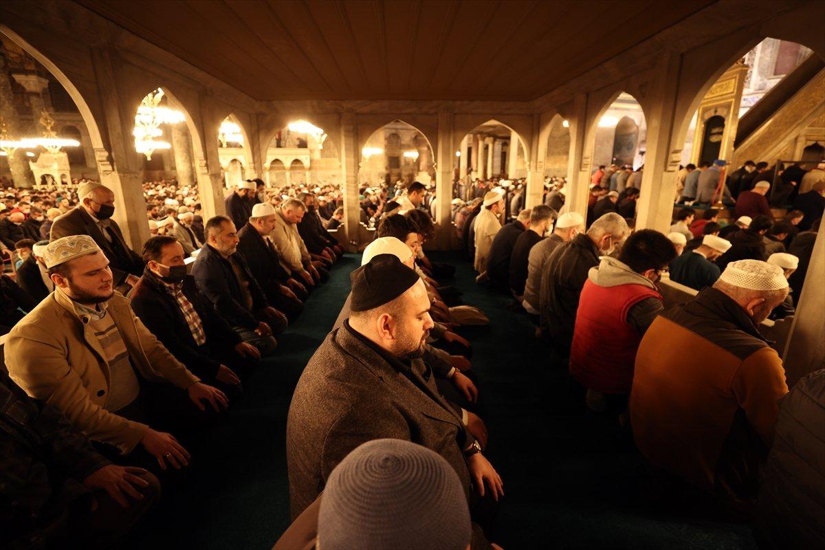 Ayasofya'da kılınan namaza 'ayak kokusu' iması yapıldı