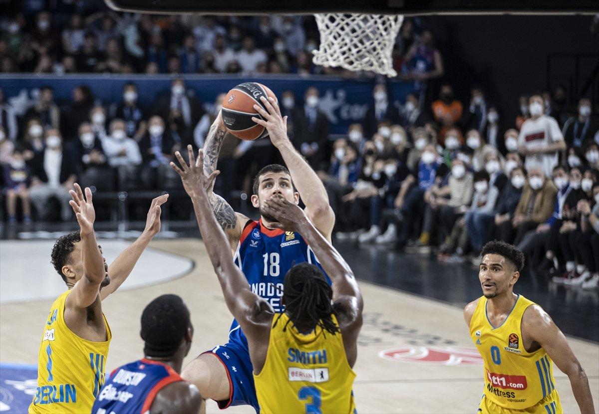 Anadolu Efes EuroLeague'de play-off'a kalmayı garantiledi