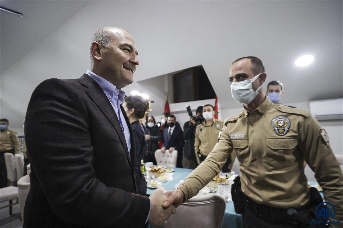 Süleyman Soylu ilk sahurunu polis ve bekçilerle birlikte yaptı