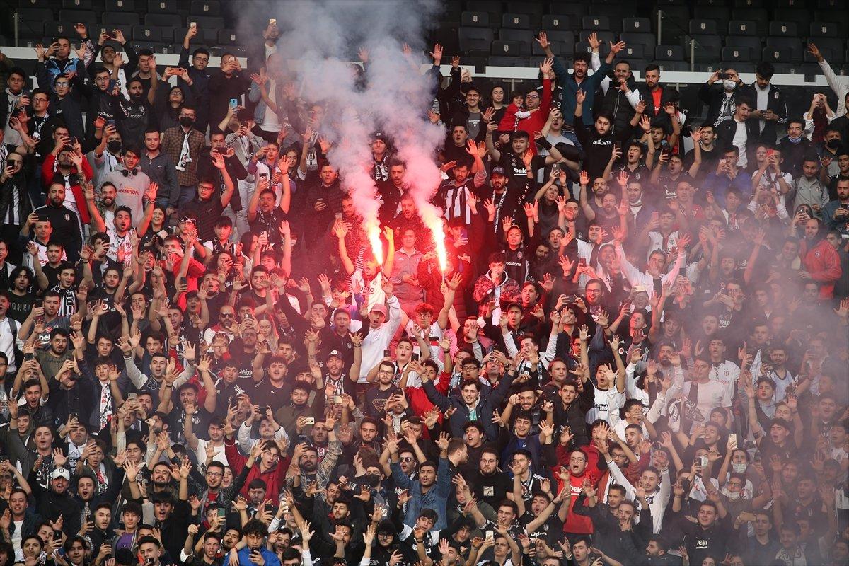 Beşiktaş binlerce taraftarının önünde antrenman yaptı