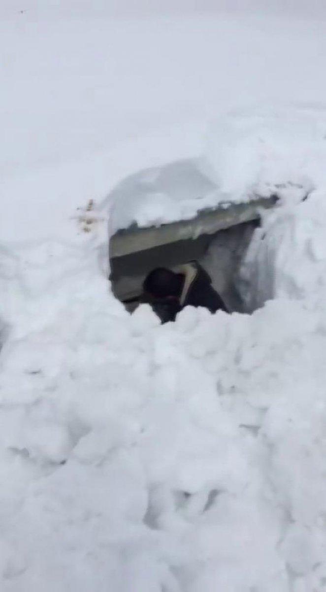 Erzurum'da kış devam ediyor: Okul kar altında kaldı