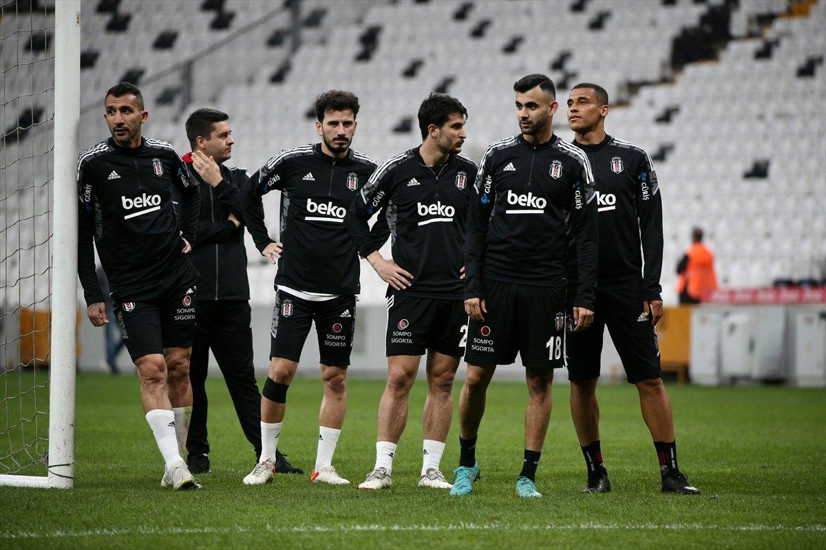 Beşiktaş binlerce taraftarının önünde antrenman yaptı