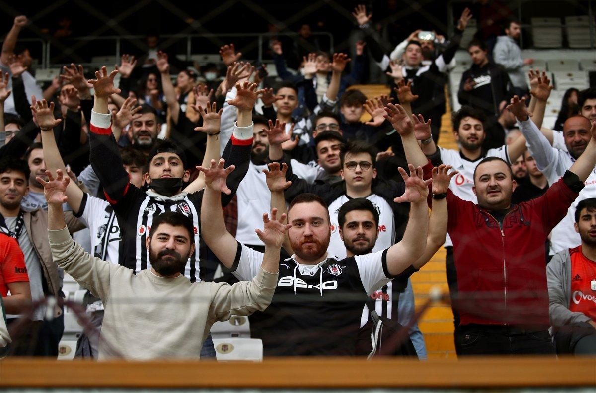 Beşiktaş binlerce taraftarının önünde antrenman yaptı